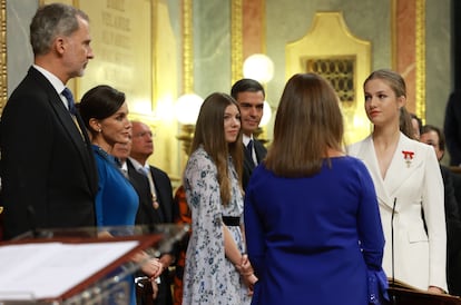 La princesa Leonor se comprometió ayer, una vez que juró la Constitución ante las Cortes Generales al cumplir 18 años, a desempeñar sus obligaciones con “total dedicación y una entrega sin condiciones” e hizo una petición a los españoles: “Confíen en mí”. La hija mayor de los Reyes pronunció un corto discurso en el Palacio Real al recibir el Collar de la Orden de Carlos III, la máxima distinción civil en España, de manos de Felipe VI, tras el juramento en el Congreso.