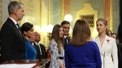 La princesa Leonor se comprometió ayer, una vez que juró la Constitución ante las Cortes Generales al cumplir 18 años, a desempeñar sus obligaciones con “total dedicación y una entrega sin condiciones” e hizo una petición a los españoles: “Confíen en mí”. La hija mayor de los Reyes pronunció un corto discurso en el Palacio Real al recibir el Collar de la Orden de Carlos III, la máxima distinción civil en España, de manos de Felipe VI, tras el juramento en el Congreso.