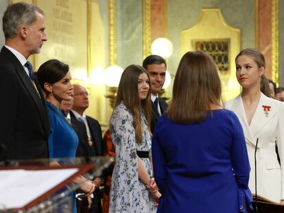 La princesa Leonor se comprometió ayer, una vez que juró la Constitución ante las Cortes Generales al cumplir 18 años, a desempeñar sus obligaciones con “total dedicación y una entrega sin condiciones” e hizo una petición a los españoles: “Confíen en mí”. La hija mayor de los Reyes pronunció un corto discurso en el Palacio Real al recibir el Collar de la Orden de Carlos III, la máxima distinción civil en España, de manos de Felipe VI, tras el juramento en el Congreso.