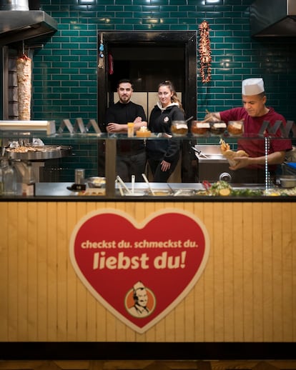 Ilkan Apaydin (izquierda), director comercial; Ebru Demir, hija de Mustafa, y uno de los trabajadores de Mustafa Demir’s Gemüse Kebap.