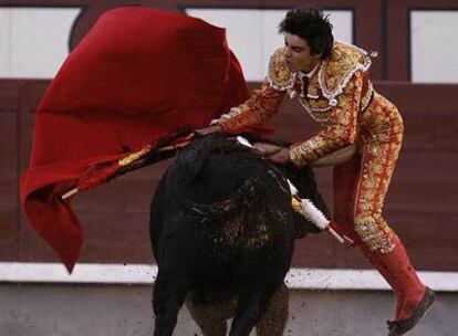 Miguel Ángel Perera resulta cogido al entrar a matar al segundo toro de la tarde ayer en Madrid.