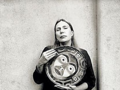 La cantautora Joni Mitchell, en una foto de promoción de 2004.