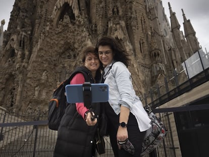 Dos turistas se fotografían delante de la Sagrada Familia, en Barcelona, ya sin el estado de alarma.