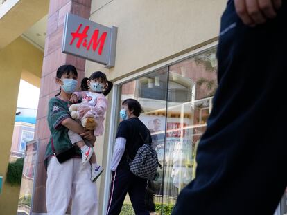 Varias personas pasan por delante de una tienda de H&M en Pekín, el 3 de junio.