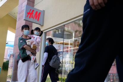 Varias personas pasan por delante de una tienda de H&M en Pekín, el 3 de junio.