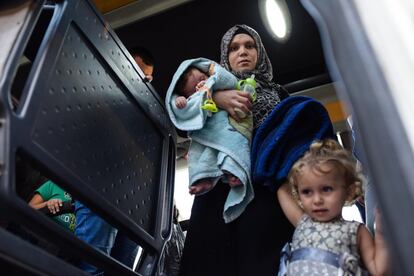 La Organización Internacional de Migraciones traslada a los Al Said y a otros refugiados sirios en autobuses hasta el aeropuerto de Beirut.