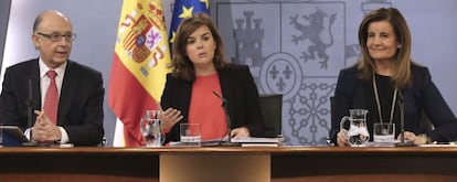 La vicepresidenta del Gobierno español Soraya Sáenz de Santamaría (c), junto a los ministros de Hacienda, Cristobal Montoro, y de Empleo, Fátima Báñez, durante la rueda de prensa posterior al Consejo de Ministros de hoy, en el Palacio de La Moncloa en Madrid.