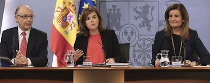 La vicepresidenta del Gobierno espa&ntilde;ol Soraya S&aacute;enz de Santamar&iacute;a (c), junto a los ministros de Hacienda, Cristobal Montoro, y de Empleo, F&aacute;tima B&aacute;&ntilde;ez, durante la rueda de prensa posterior al Consejo de Ministros de hoy, en el Palacio de La Moncloa en Madrid.