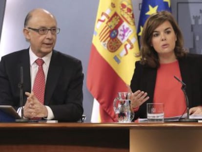 La vicepresidenta del Gobierno espa&ntilde;ol Soraya S&aacute;enz de Santamar&iacute;a (c), junto a los ministros de Hacienda, Cristobal Montoro, y de Empleo, F&aacute;tima B&aacute;&ntilde;ez, durante la rueda de prensa posterior al Consejo de Ministros de hoy, en el Palacio de La Moncloa en Madrid.