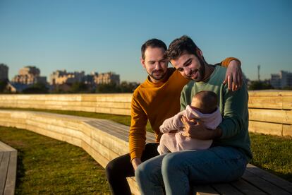 Pedro Angelo Ribeiro (amarillo) y Javier Anta Armenteros con su bebé en Madrid.