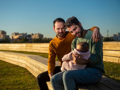Pedro Angelo Ribeiro (amarillo) y Javier Anta Armenteros con su bebé en Madrid.