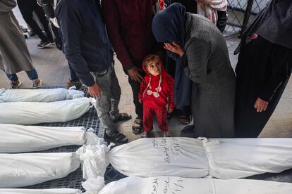 Una mujer lloraba junto a los cadáveres de varias personas en la morgue del hospital de Rafah, este miércoles.   