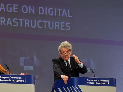 Brussels (Belgium), 21/02/2024.- Executive Vice-President for A Europe Fit for the Digital Age and Competition, Margrethe Vestager (L), and European Union Commissioner for Internal Market, Thierry Breton (R), give a press conference to present new initiatives for digital infrastructures of tomorrow, in Brussels, Belgium, 21 February 2024. The Commission presented a set of possible actions to foster the innovation, security and resilience of digital infrastructures. The future competitiveness of Europe's economy depends on these advanced digital network infrastructures and services, since fast, secure, and widespread connectivity is essential for the deployment of the technologies that will bring us into tomorrow's world: telemedicine, automated driving, predictive maintenance of buildings, or precision agriculture. (Bélgica, Bruselas) EFE/EPA/OLIVIER HOSLET
