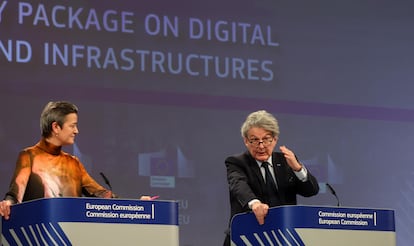 Brussels (Belgium), 21/02/2024.- Executive Vice-President for A Europe Fit for the Digital Age and Competition, Margrethe Vestager (L), and European Union Commissioner for Internal Market, Thierry Breton (R), give a press conference to present new initiatives for digital infrastructures of tomorrow, in Brussels, Belgium, 21 February 2024. The Commission presented a set of possible actions to foster the innovation, security and resilience of digital infrastructures. The future competitiveness of Europe's economy depends on these advanced digital network infrastructures and services, since fast, secure, and widespread connectivity is essential for the deployment of the technologies that will bring us into tomorrow's world: telemedicine, automated driving, predictive maintenance of buildings, or precision agriculture. (Bélgica, Bruselas) EFE/EPA/OLIVIER HOSLET
