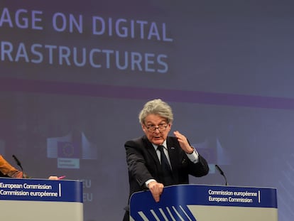 Brussels (Belgium), 21/02/2024.- Executive Vice-President for A Europe Fit for the Digital Age and Competition, Margrethe Vestager (L), and European Union Commissioner for Internal Market, Thierry Breton (R), give a press conference to present new initiatives for digital infrastructures of tomorrow, in Brussels, Belgium, 21 February 2024. The Commission presented a set of possible actions to foster the innovation, security and resilience of digital infrastructures. The future competitiveness of Europe's economy depends on these advanced digital network infrastructures and services, since fast, secure, and widespread connectivity is essential for the deployment of the technologies that will bring us into tomorrow's world: telemedicine, automated driving, predictive maintenance of buildings, or precision agriculture. (Bélgica, Bruselas) EFE/EPA/OLIVIER HOSLET
