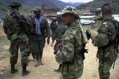 Miembros de las FARC, durante la liberaci&oacute;n de dos rehenes el pasado julio en la regi&oacute;n del Cauca.