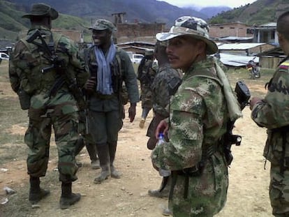 Miembros de las FARC, durante la liberaci&oacute;n de dos rehenes el pasado julio en la regi&oacute;n del Cauca.