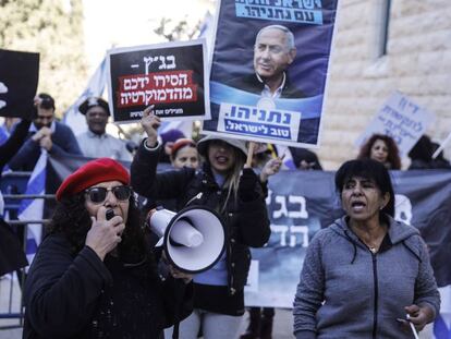 Simpatizantes de Netanyahu protestan este martes frente al Supremo.