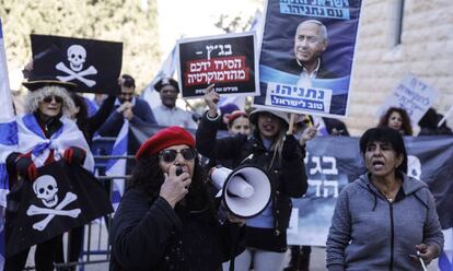 Simpatizantes de Netanyahu protestan este martes frente al Supremo.