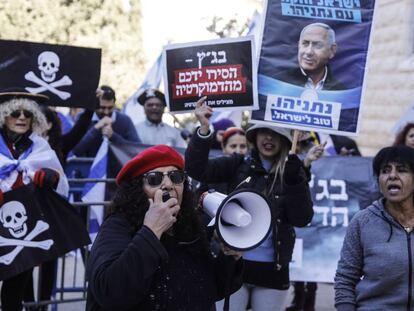 Simpatizantes de Netanyahu protestan este martes frente al Supremo.