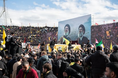 Decenas de miles de personas asisten al funeral de Hasán Nasralá, difunto líder de la milicia Hezbolá, en el estadio de futbol de Beirut este domingo.