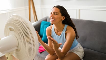 Una contenta frente al ventilador.