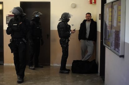 Pablo Hasél, es identificado por la policía antes de su detención. La justicia le investiga por su participación en el intento de asalto a la Subdelegación del Gobierno de Lleida el 25 de marzo de 2018, en los actos de protesta por la detención del 'expresident' prófugo Carles Puigdemont.