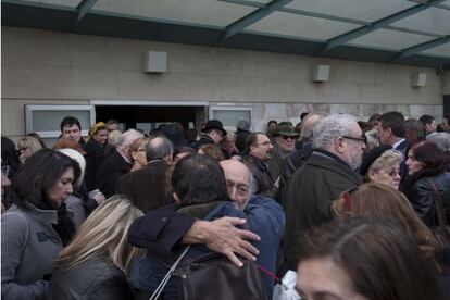 Imagen a la salida de la multitudinaria ceremonia de despedida de Anna Lizaran, ayer.