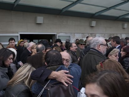 Imagen a la salida de la multitudinaria ceremonia de despedida de Anna Lizaran, ayer.