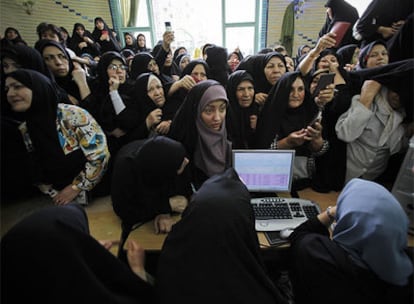 Mujeres iraníes esperan su turno para votar en Teherán.