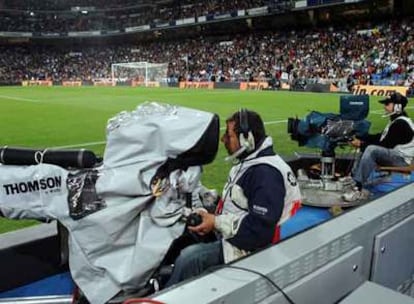 Dos cámaras, durante la retransmisión de un partido en el estadio Bernabéu.