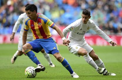 James intenta robar el balón a Enzo Pérez.