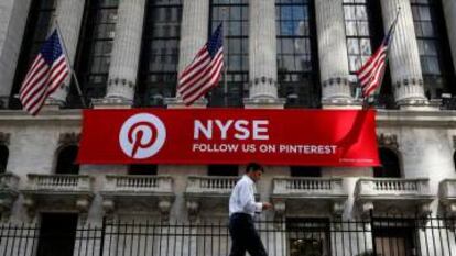 Un cartel de Pinterest en la fachada de la Bolsa de Nueva York, en una imagen de archivo.