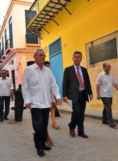 El comisario europeo de Desarrollo, Karel de Gucht (en el centro), recorre La Habana acompañado por el historiador de la ciudad.