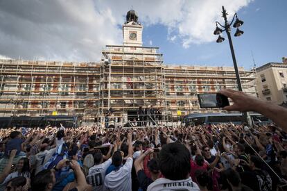 Aficionados del Real Madrid en la Puerta del Sol.