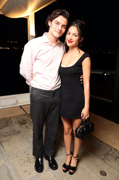 Olivia Rodrigo y Louis Partridge. Lo que comenzó como una ‘fan theory’ que comparaba a la cantante y al actor con la pareja protagonista de la saga ‘Crepúsculo’, se hizo realidad en agosto cuando Rodrigo y Partridge hicieron su debut oficial como pareja en la alfombra roja del Festival de Cine de Venecia. Además, ese mismo día, el actor de ‘Enola Holmes’ compartió en Instagram la primera foto de ambos, mirándose a los ojos, mientras caminaban hacia la sala de proyección del Palacio de Cine. Se les empezó a relacionar cuando sus fans los encontraron, el año pasado, paseando por las calles londinenses y publicaron fotos en las redes sociales. A principios de enero de 2024, salieron a la luz unas fotografías de la vocalista y el actor besándose en las calles de Nueva York.