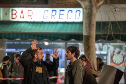 Nacho Vigalondo (izquierda) dirige al actor Quim Gutiérrez durante el rodaje de uno de los primeros capítulos de 'El vecino'.