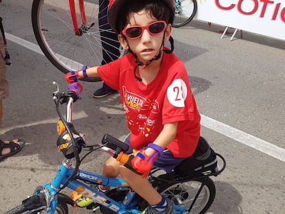 Rafael, que nació sin manos, puede montar en bici gracias a unas prótesis hechas a medida.