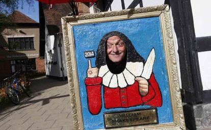 Un retrato shakespeariano frente a la casa natal del dramaturgo.