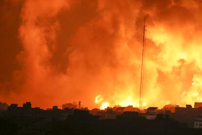 Fuego y humo se elevan sobre los edificios tras una nueva oleada de ataques areos israeles en la ciudad de Gaza, en la madrugada del lunes.