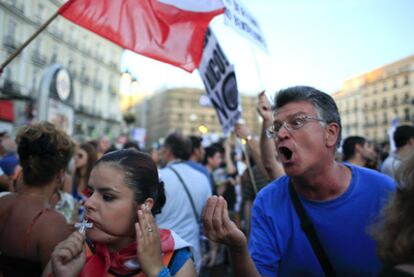 La Puerta del Sol vivió momentos de crispación entre los peregrinos y los integrantes dela marcha laica.