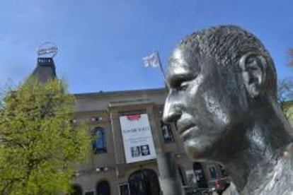 Escultura de Beltolt Brecht frente al Berliner Ensemble.