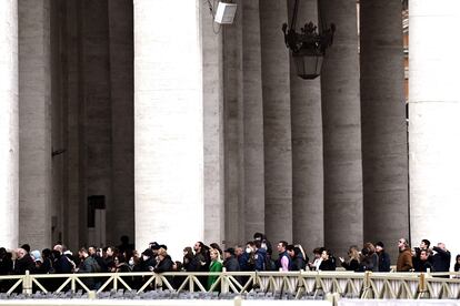Decenas de fieles aguardan para ver los restos del papa emérito.