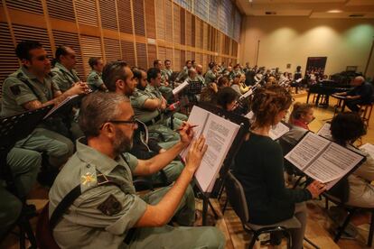 El coro de legionarios y cigarreras repasa la partitura con su director, Andrés Máspero, horas antes de la función.