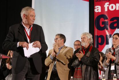 Vázquez (primero a la izquierda) termina su intervención ante la mirada de Beiras, con bufanda. Al lado de este último, Carlos Aymerich.