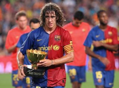 Puyol sostiene el trofeo Joan Gamper, tras la victoria del FC Barcelona ante el Boca Juniors argentino