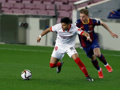 El jugador del Barça, De Jong (a la derecha) y Acuña, del Sevilla, en un encuentro entre ambos equipos.