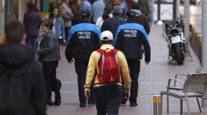 Dos polic&iacute;as de Coslada patrullan por la calle de Petra S&aacute;nchez.