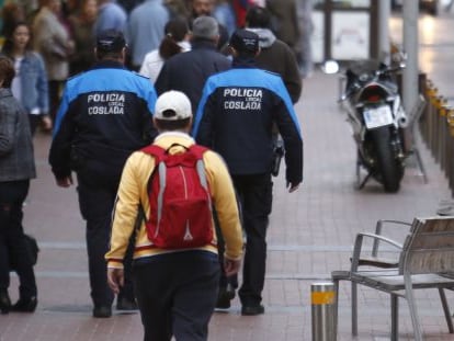 Dos polic&iacute;as de Coslada patrullan por la calle de Petra S&aacute;nchez.