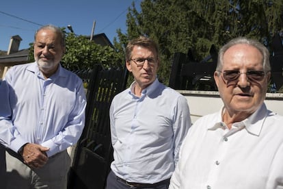 Slim, Feijóo y el anfitrión, Vázquez Raña, ante la casa de este en Avión.